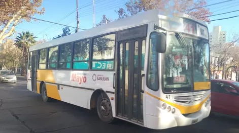 Caucete: por un desperfecto mecánico, se incendió un colectivo que llevaba 62 pasajeros