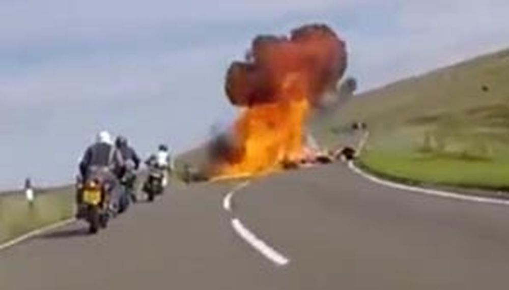 Video: motociclistas chocaron, explotaron y murieron
