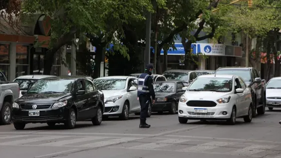 El sexto día de cuarentena, con estacionamientos llenos y gente caminado