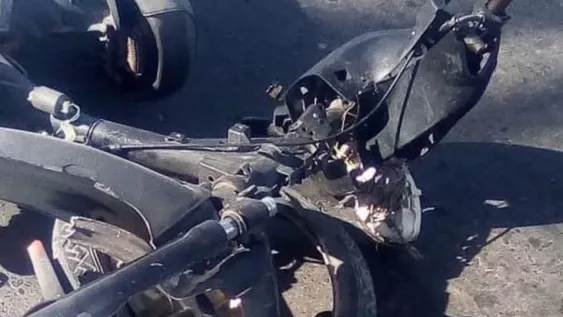 Un hombre y una mujer que circulaban en moto sufrieron múltiples fracturas al chocar