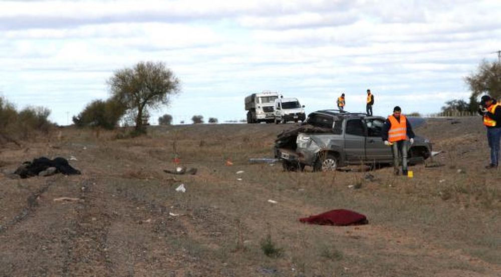 Terminó decapitado y su pareja murió en un vuelco