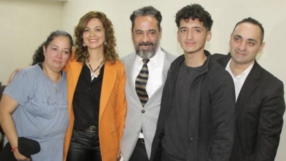 LUCAS Matías Salinas Gómez junto a sus padres y sus abogados, el día que resultó sobreseído por falta de pruebas. La resolución del juez Correa quedó firme y así el caso quedó en la incertidumbre.