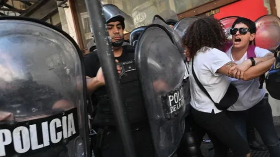 Al menos 6 detenidos en la protesta de la CGT por DNU