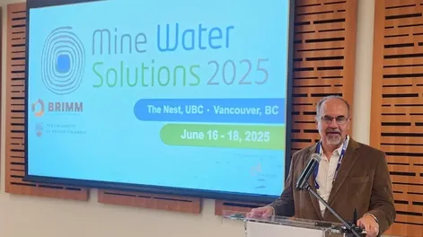 El investigador del Instituto de Desarrollo Sostenible de la Facultadde CienciasEconómicas yEmpresarialesde la UCCuyo,Lic. Emilio Pósleman,al exponersu trabajo.