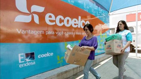 Canjean basura por rebajas en la factura de la luz