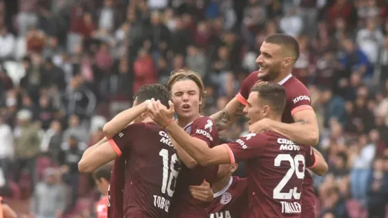 Lanús superó a Patronato y logró salir del fondo