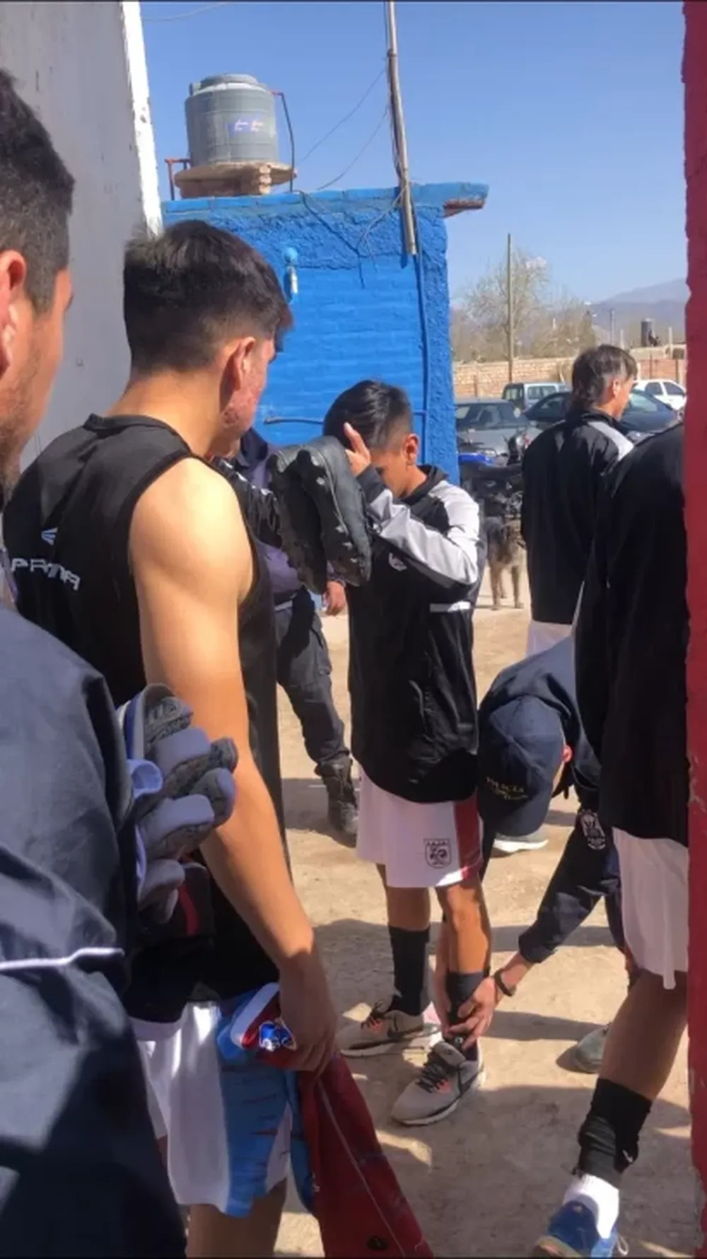 Insólito: el plantel de Alianza fue requisado por la Policía para ingresar a la cancha