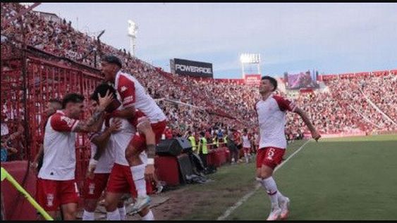 Fiesta total en La Quema. Huracán batió al rival de siempre y estiró a 12 partidos su racha invicta contra San Lorenzo jugando en Parque Patricios.