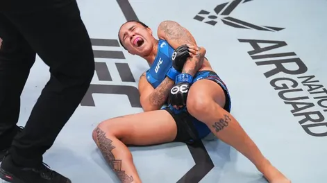 Luchadora de UFC sufrió una escalofriante lesión a los segundos de iniciar el combate