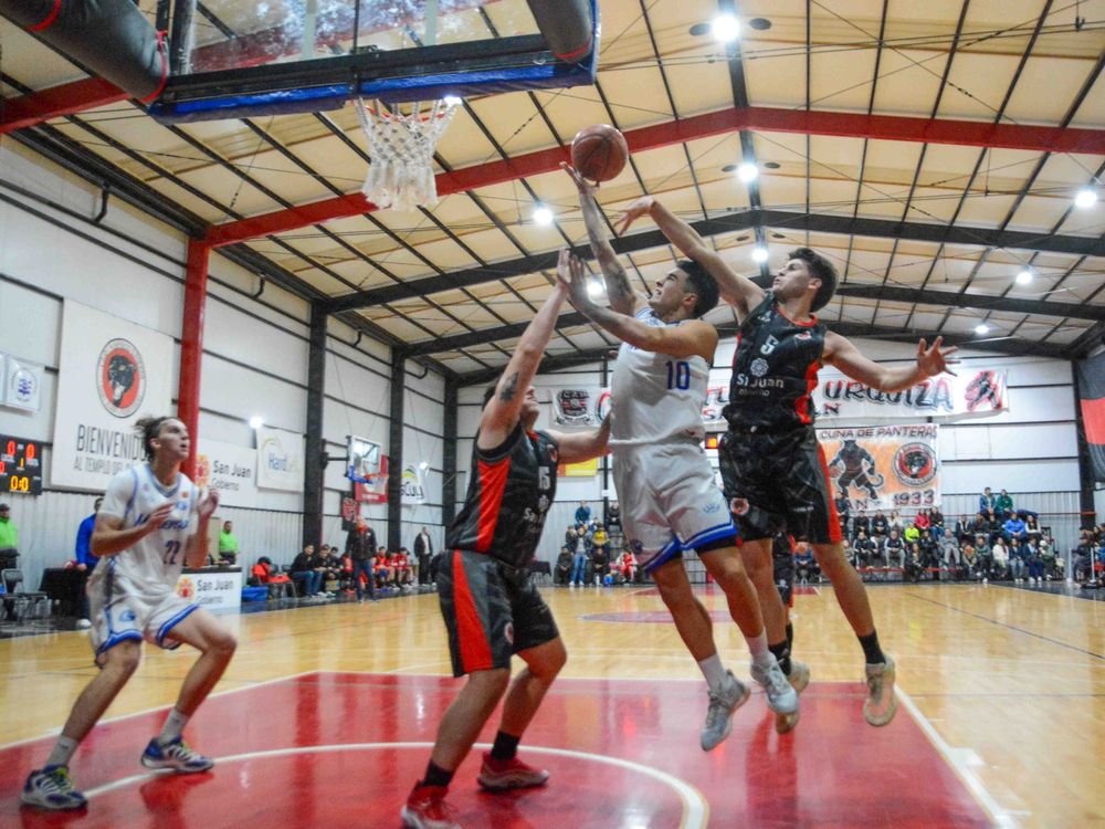 Esfuerzo. Urquiza se duplicó en la marca para contener a Matienzo pero al final se quedó sin nada en la Liga Federal.