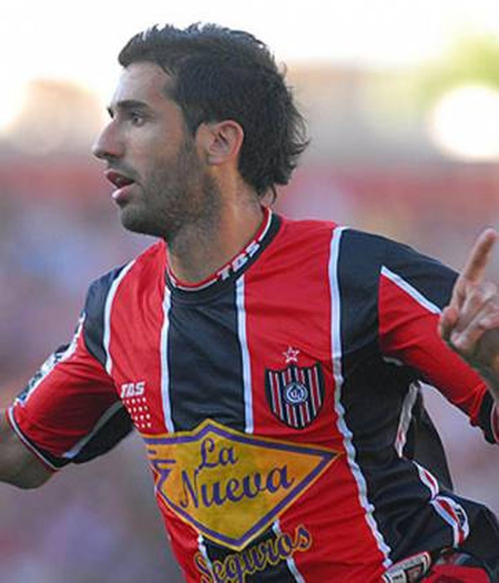 Le apuntan a Echeverría y esperan por Franco Jara