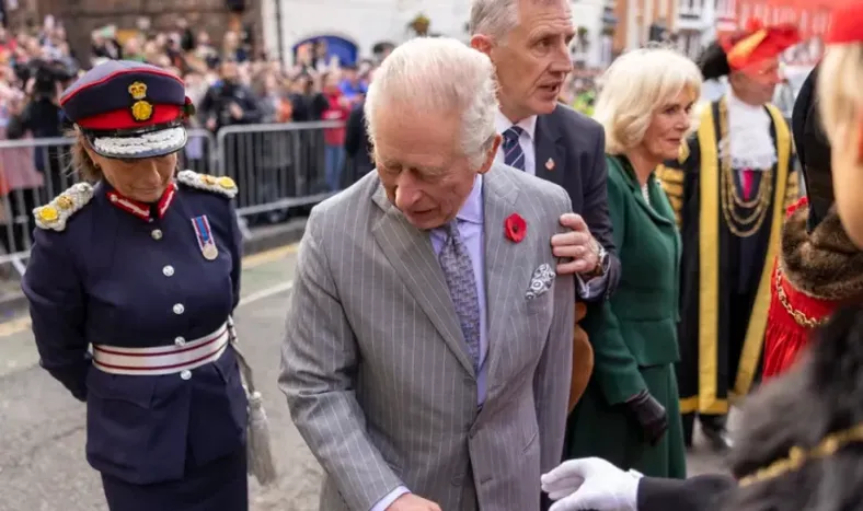 Detuvieron a un hombre que arrojó huevos apuntando al rey Carlos III