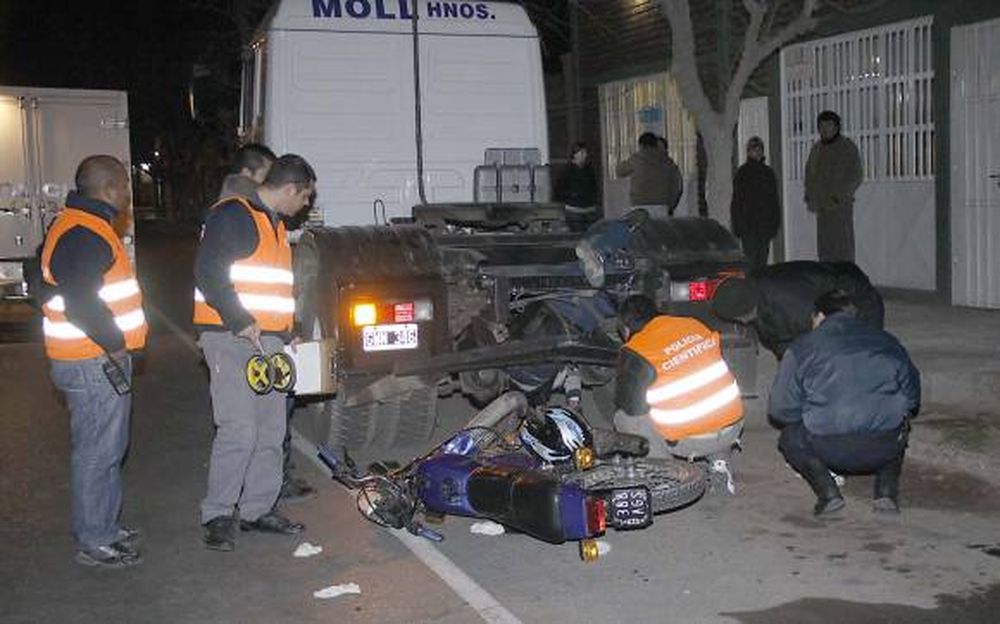 Chocó con un camión y murió