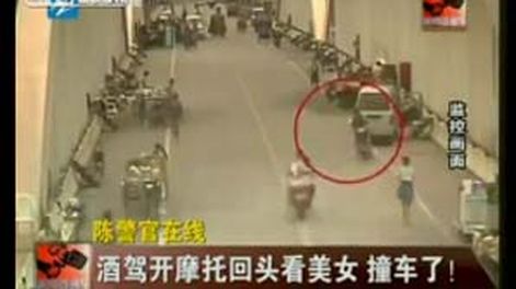 Motociclista distraído