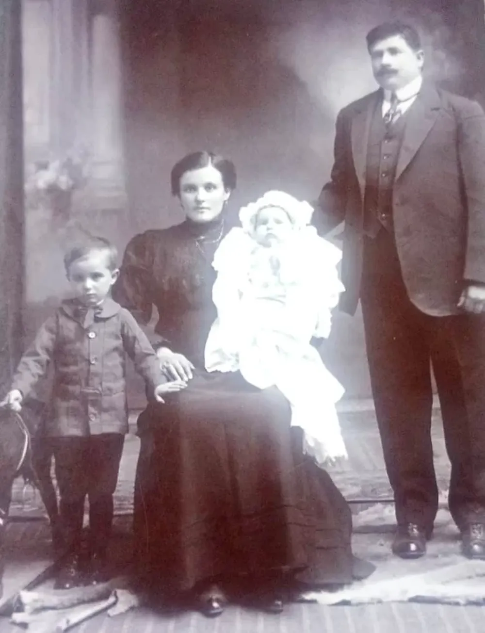 Originarios. El inmigrante español que construyó la casona en 1930, Angel Maldonado Fernández, su esposa Amparo Suárez Rodríguez, y sus dos primeros hijos.