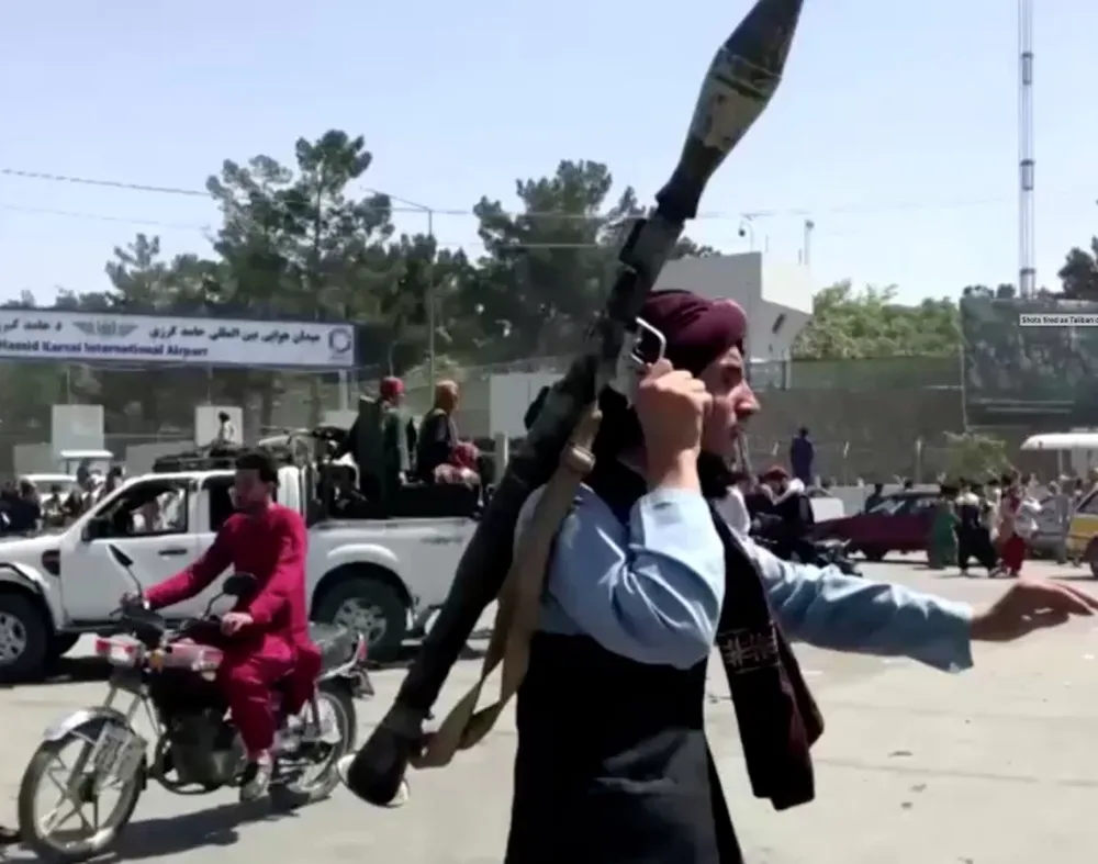 Pánico en Kabul, mientras un talibán asegura un “gobierno islámico inclusivo”