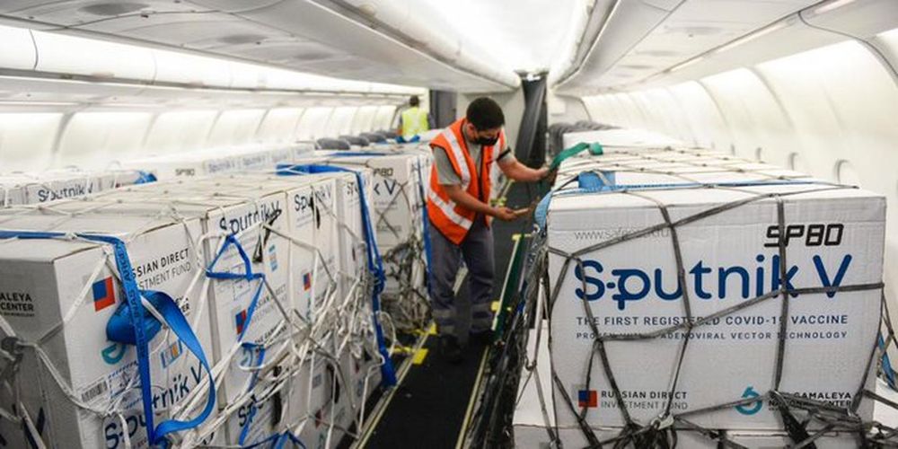 Llegó al país el avión con 500.000 dosis más de la vacuna Sputnik V