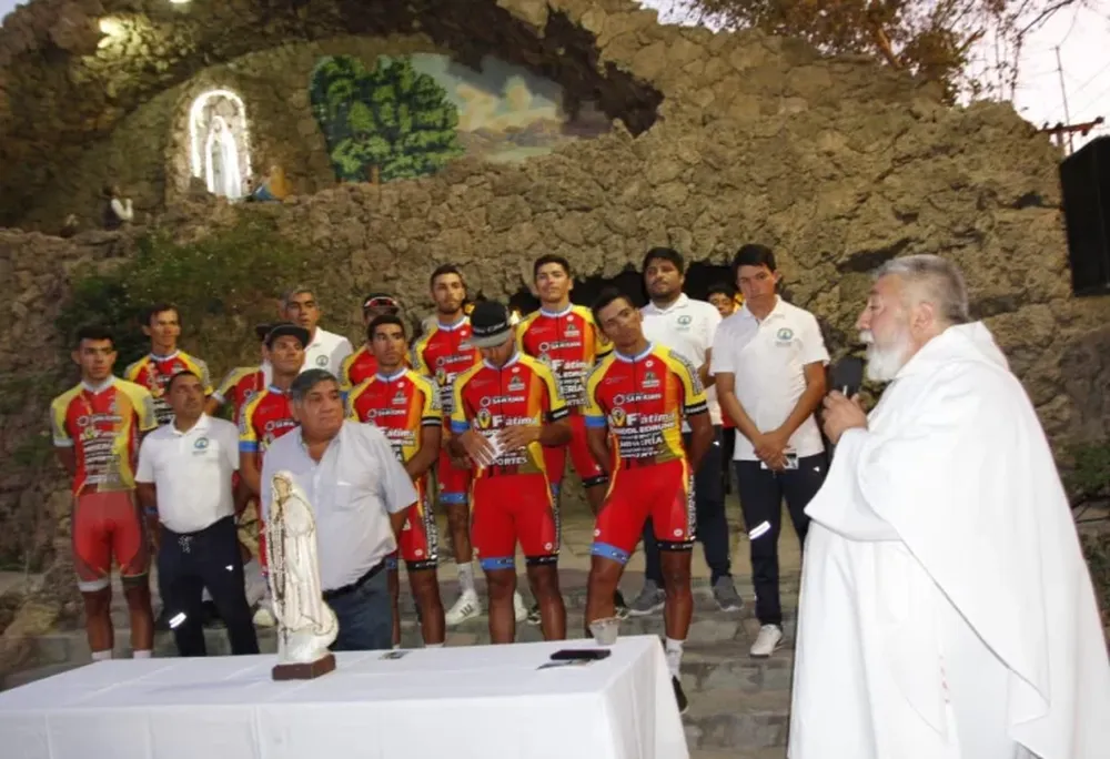 Bajo el manto de la Virgen de Fátima