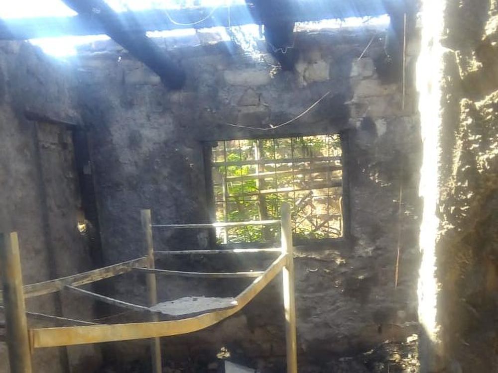 Incendio en una vivienda: 3 chicos se salvaron de las llamas por dormir junto a su mamá