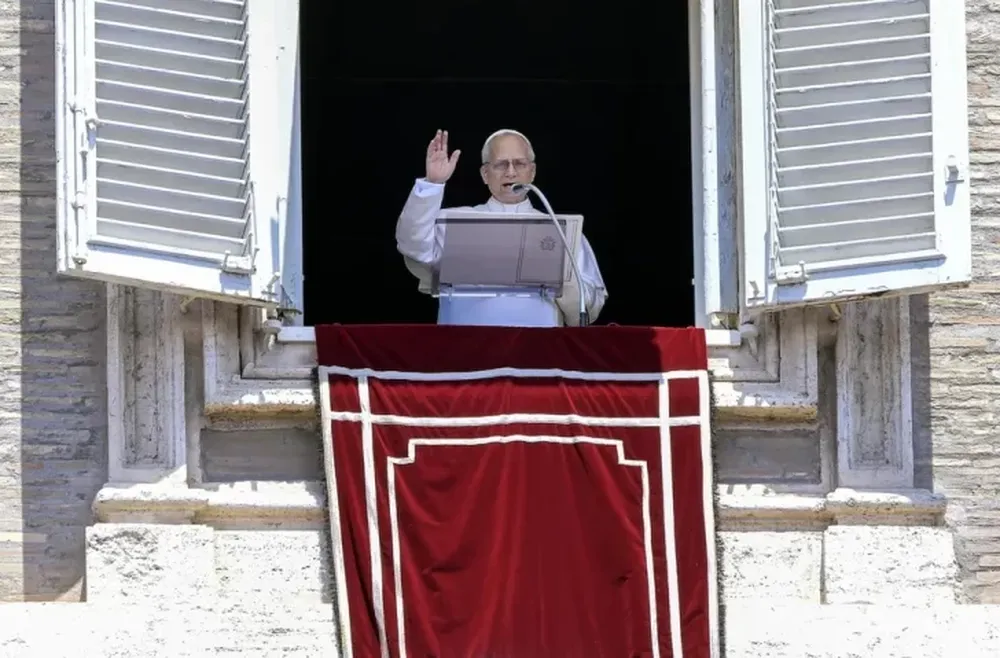 El Papa León XIV reza el Ángelus desde la ventana de su despacho con vistas a la Plaza de San Pedro, en la Ciudad del Vaticano, el 6 de julio de 2025.