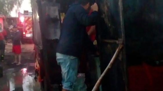 Un carro de comidas quedó carbonizado: investigan el hecho