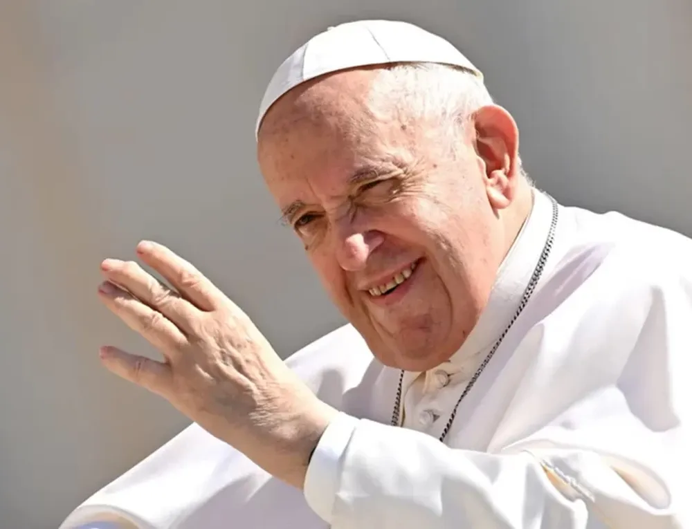 El Vaticano informó que el papa mostró una leve mejoría: “Hay una evolución del cuadro inflamatorio pulmonar”