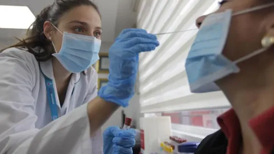 El transportista dio negativo en un nuevo hisopado, pero por su cuadro seguirá internado