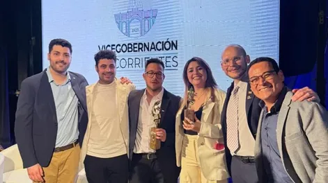 Diego Alvarado, el segundo de izquierda a derecha, recibiendo su premio.-