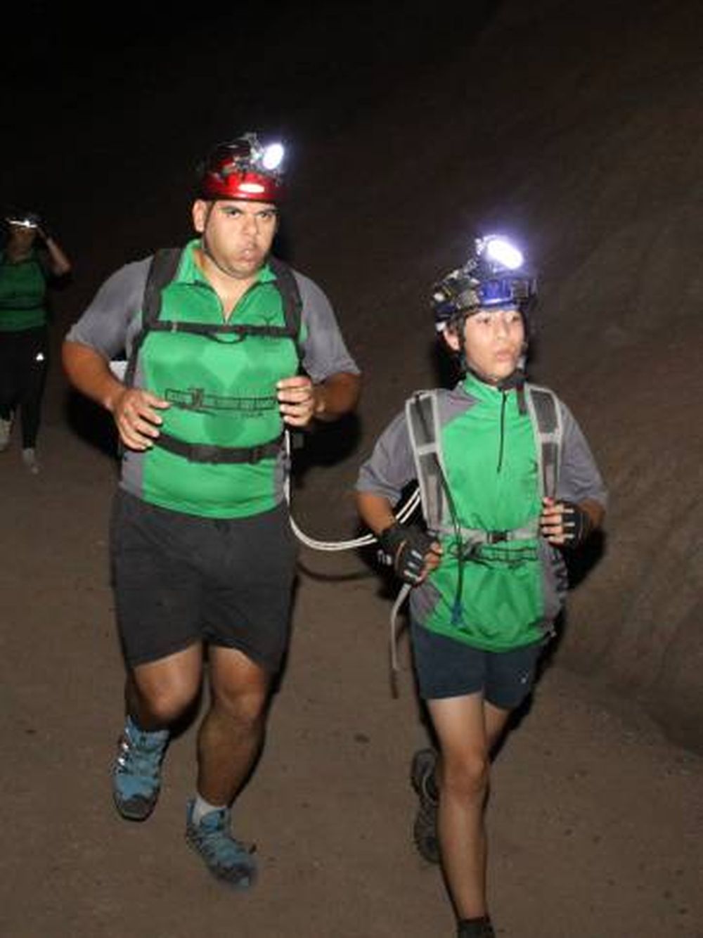 Subiendo la cuesta bajo la luz de la Luna