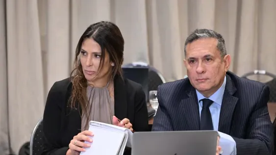 Julieta Makintach y su defensor, durante la primera audiencia del Jury en su contra.