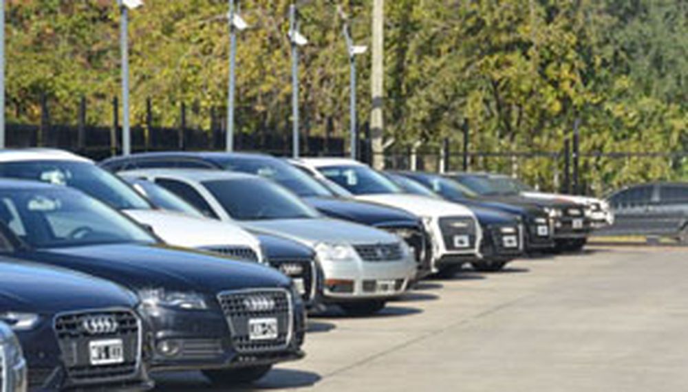 El Gobierno y las automotrices analizarán los impuestos a los autos de alta gama