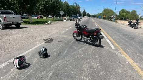 Dos motociclistas debieron ser hospitalizados tras chocar con una camioneta