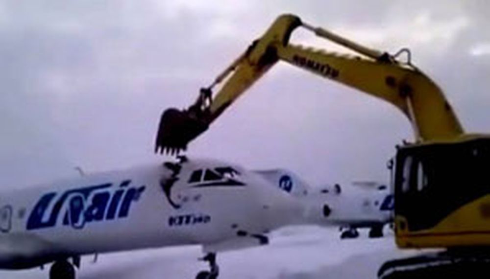 Destrozó un avión con una excavadora tras ser despedido