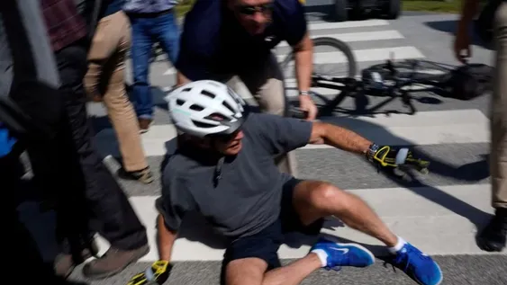 Joe Biden se pegó un terrible golpe cuando quiso bajar de su bicicleta
