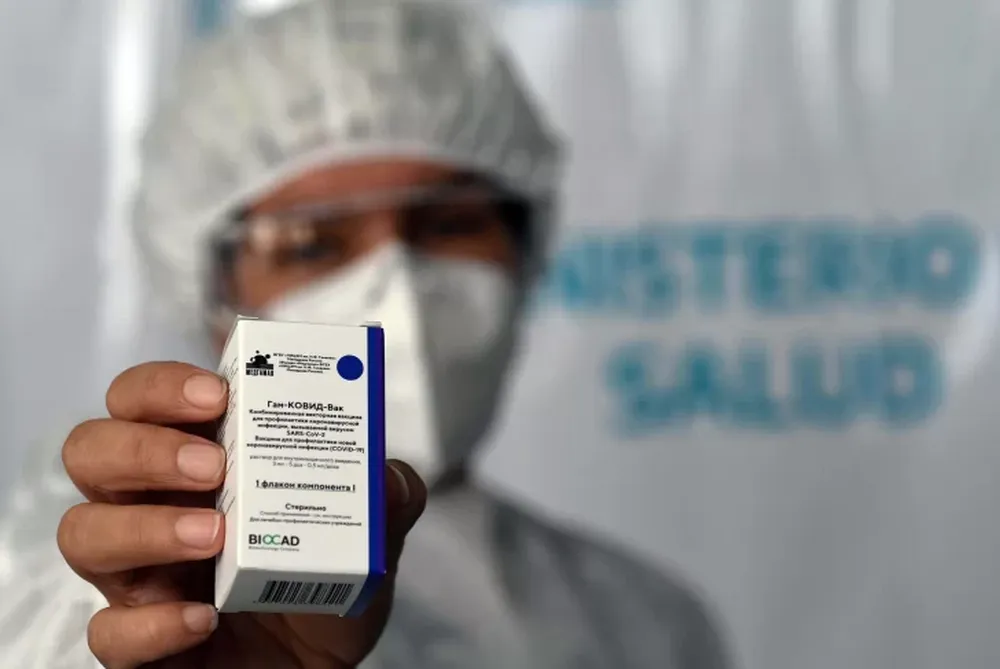 Ya analizan no aplicar la segunda dosis de Sputnik V para vacunar a más gente