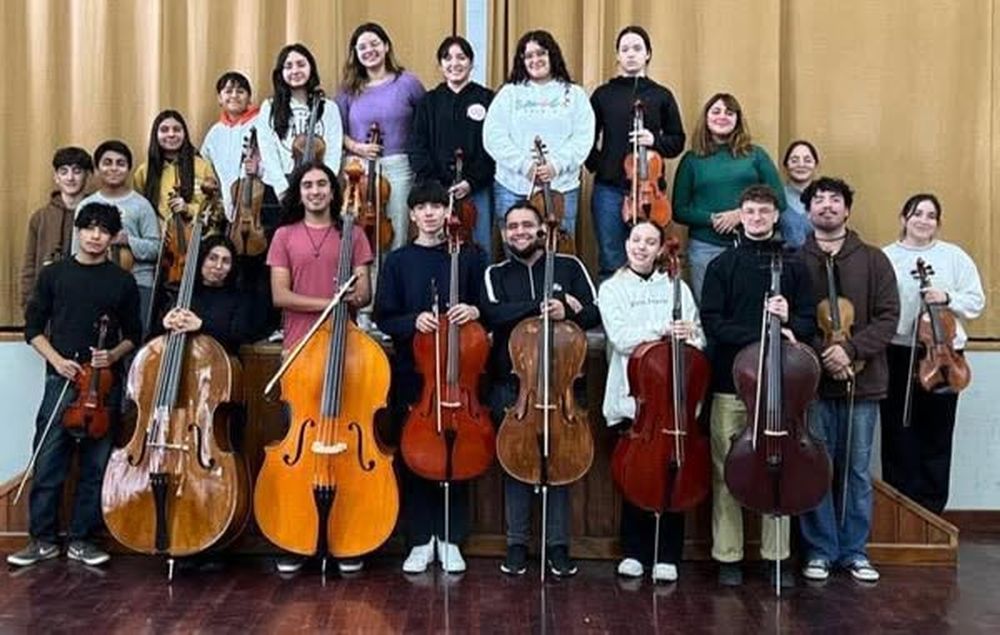 Orquesta Juvenil de la Orquesta Escuela. Violín: Catalina Benegas (concertino), Valentina Andari, Delfina Castro, Gerónimo Luna, Jimena Manzano, Sofía Martín, Ramiro Tejada, Camila Saavedra, Camila Sánchez, Antonella Rodrigo. Viola: Renata Ferrer, Lucila Montenegro, Camila Pérez, Antonella Rodríguez, María Emilia Rodríguez, Ana Paula Vargas. Violoncello: Laura Gómez, Bautista Luna, Fabricio Rodríguez, Martina Rodríguez, Charlie Woodhouse y Germán Yanes. Contrabajo: Daniel Fernández y Sofía Gélvez. 