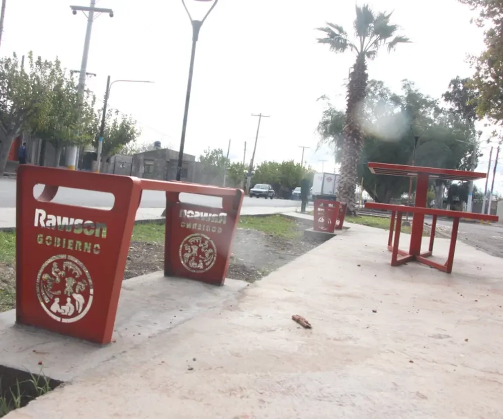 PASEO. El bulevar de calle Vidart, entre Boulevard Sarmiento y Colón, en Rawson, se transformó en un paseo.
