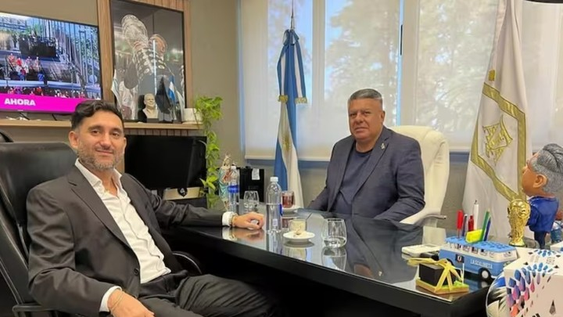 Ariel Vallejo, de Sur Finanzas, en la oficina de Chiqui Tapia, de la AFA.