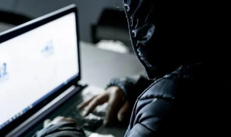 Abuelastro incitaba a tener relaciones a una menor de 15 años vía WhatsApp