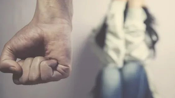 Violó una restricción judicial y golpeó a su mujer frente a su hijo por un “ataque de celos”