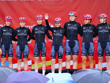 La sanjuanina Delfina Dibella -al centro con el brazo en alto- hace historia para el ciclismo nacional. La sanjuanina Delfina Dibella -al centro con el brazo en alto- hace historia para el ciclismo nacional.