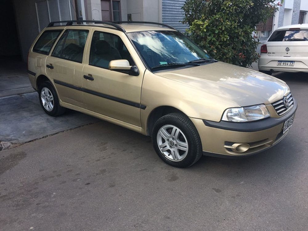 Llevó su auto a un taller, el mecánico lo dejó con las llaves puestas y se lo robaron