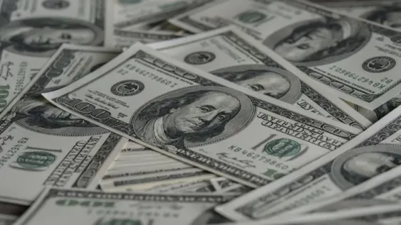 El dólar blue abrió la semana con un descenso de dos pesos
