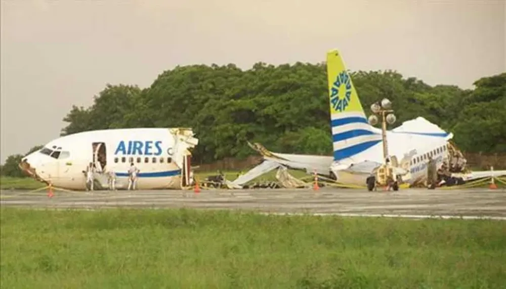 Un rayo parte en tres a un avión: un muerto y más de 100 heridos
