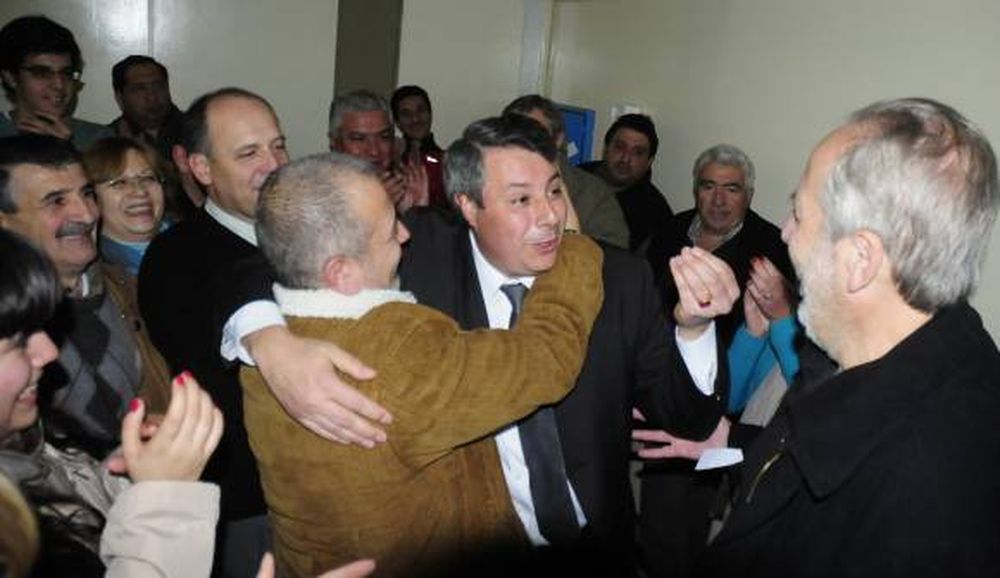 Papelitos, abrazos y euforia en los festejos del ganador