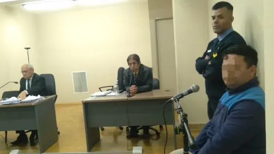 EL JOVEN CHANGARÍN (derecha) reconoció en un juicio abreviado que violó a su hijastra cuando la nena tenía 7 años. Cumplirá el castigo que le impusieron en la cárcel de Chimbas.