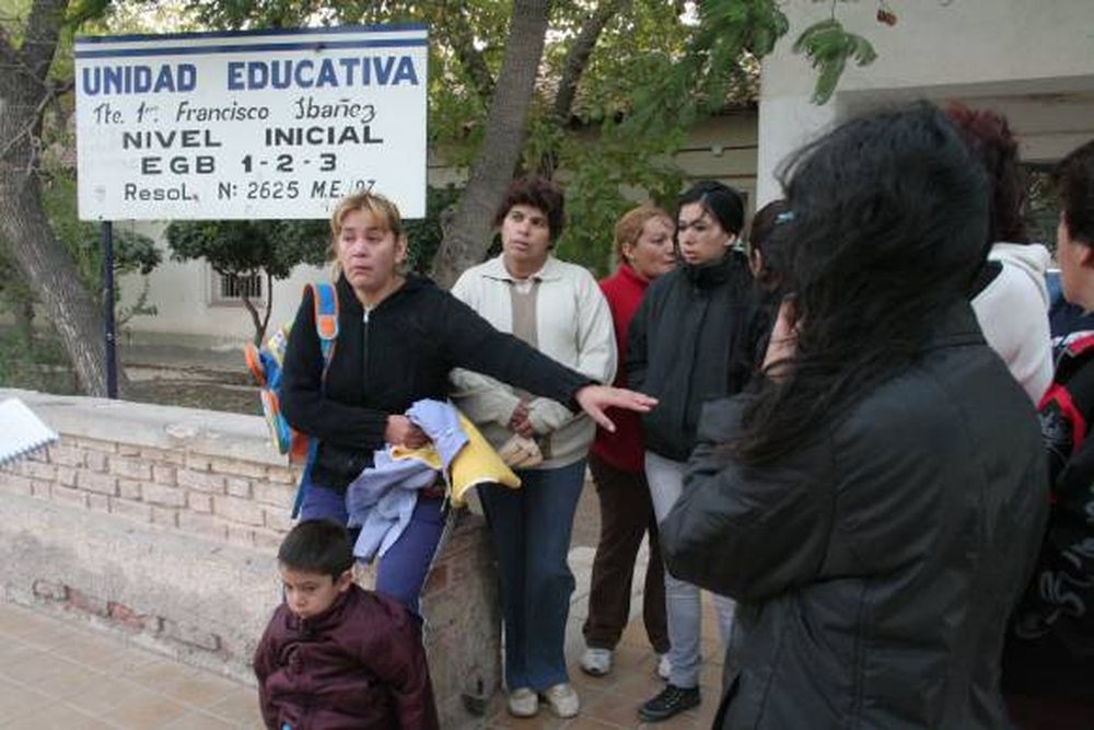 Alarma por un extraño que dicen ver en una escuela