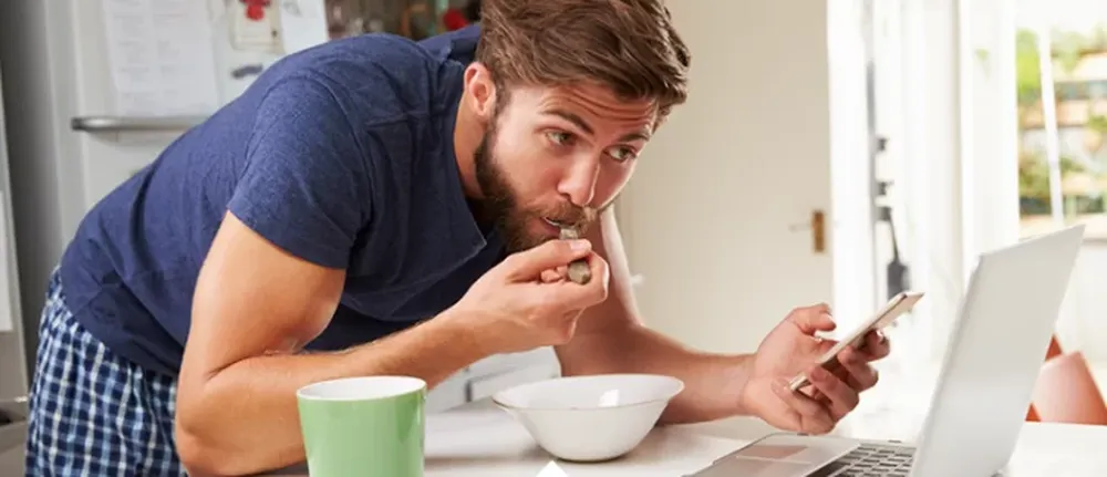 Cuánto tiempo debemos emplear en comer y por qué no es bueno comer rápido