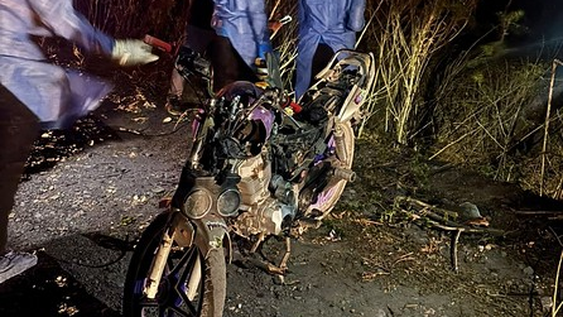 siniestro fatal en pocito: su novia se preocupo porque no llegaba y lo encontro muerto junto a su moto