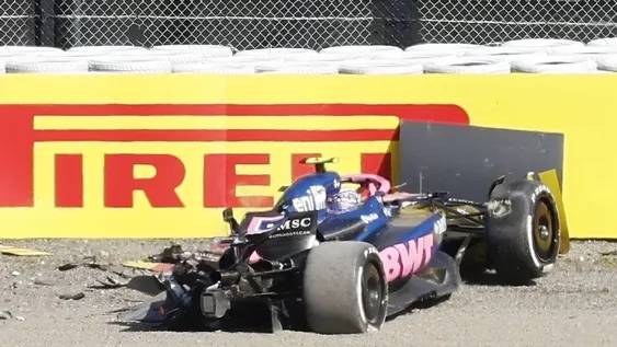 ASÍ QUEDÓ el Alpine luego del piñazo que se dio el australiano a 270 kms por hora en la primera tanda clasificatoria.